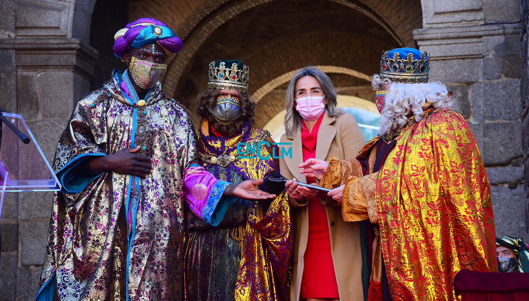 Los Reyes Magos volverán, con su cabalgata al completo, a las calles de Toledo. Será el 5 de enero de 2022. Esta imagen es de la misma fecha pero de este año, cuando no desfilaron debido al coronavirus pero sí recibieron las llaves de la ciudad de manos de la alcaldesa, Milagros Tolón, y recibieron a los niños en la Puerta de Bisagra. Foto: Rebeca Arango.