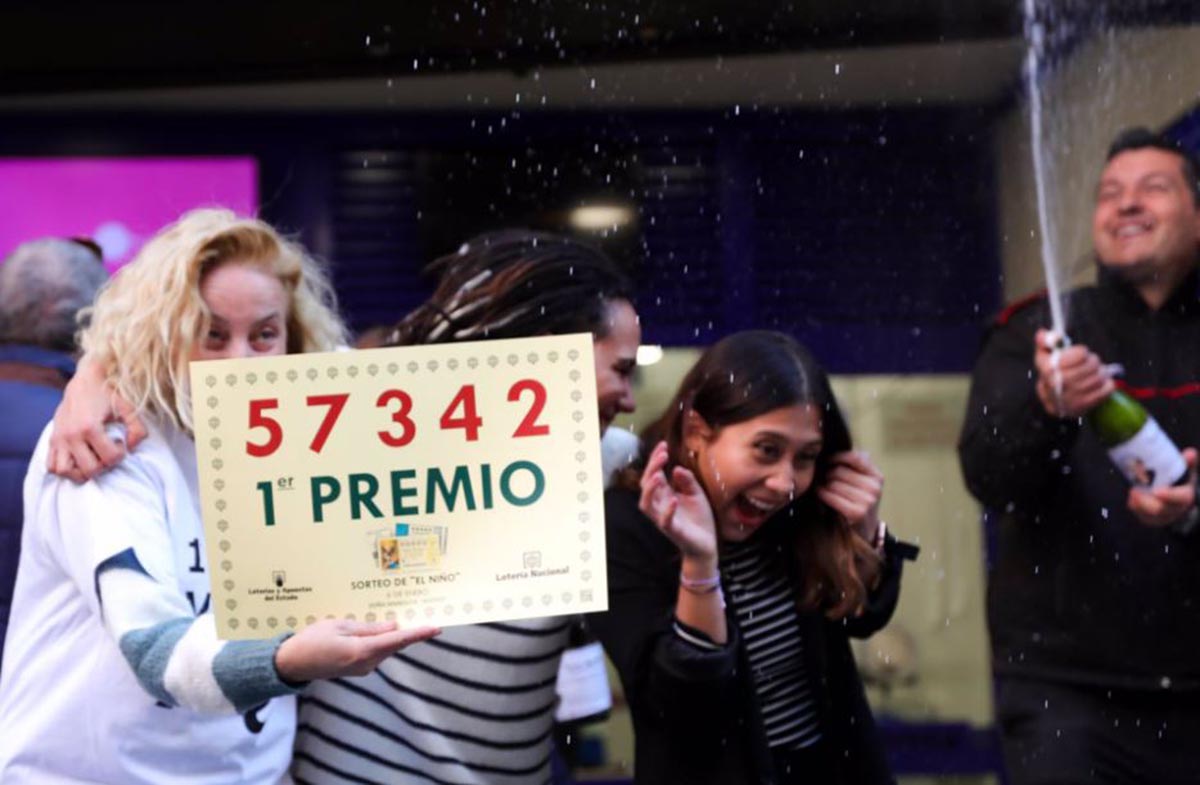 Miembros de Doña Manolita, celebrando el primer premio en el sorteo de 2020