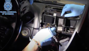 La droga iba escondida en el airbag del copiloto.