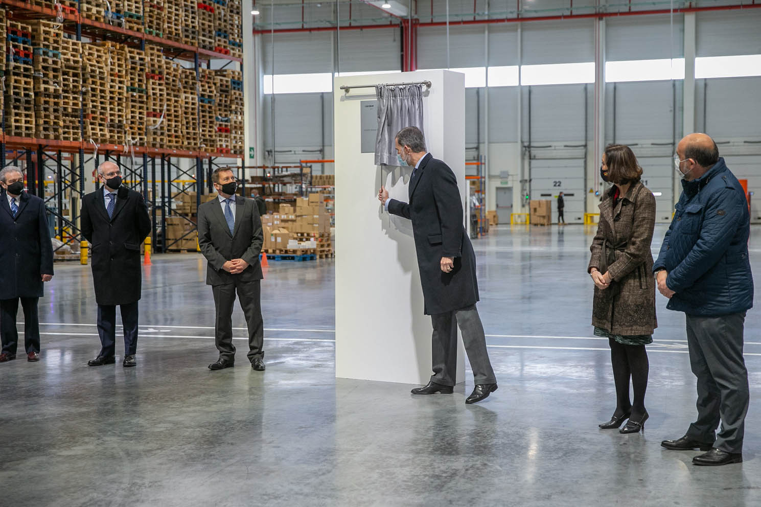 Felipe VI ha visitado la planta de SEUR en Illescas en compañía de las autoridades locales y regionales, así como representantes de la compañía.
