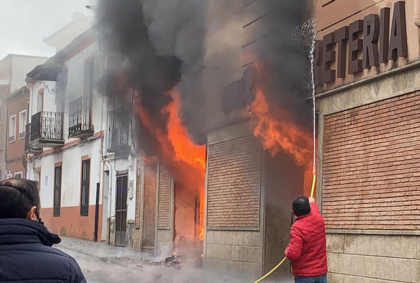 El incendio ha sido muy aparatoso, como pueden ver en la imagen.