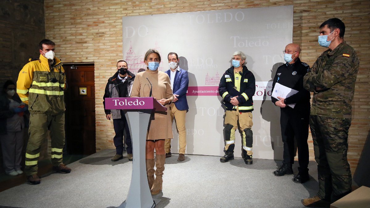 Tolón, junto a los responsables de la limpieza de la nieve en la ciudad durante la última semana, a quienes ha agradecido "su inmenso trabajo".