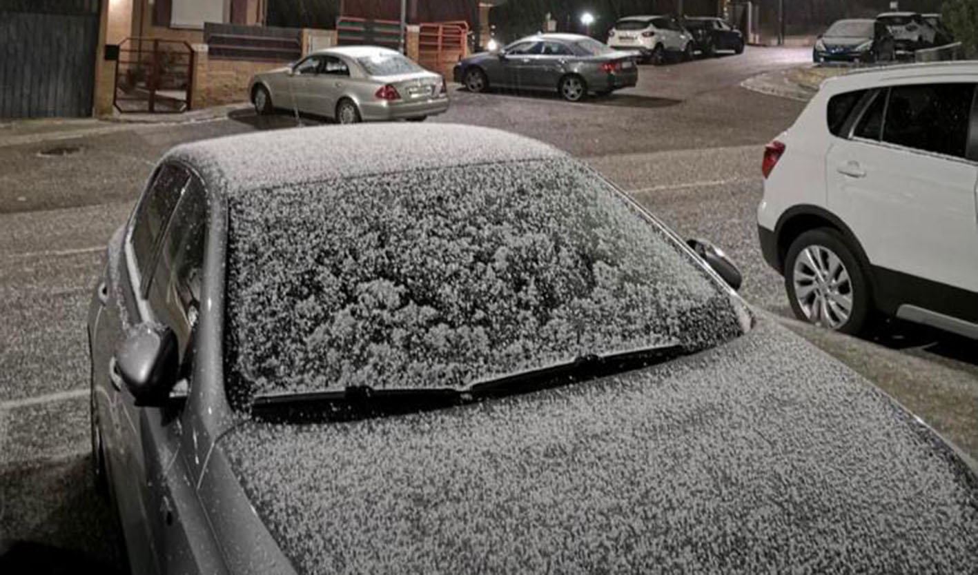 La nieve ya hizo acto de presencia el lunes por la noche en la urbanización Las Perdices, en Bargas, a muy pocos kilómetros de la ciudad de Toledo.