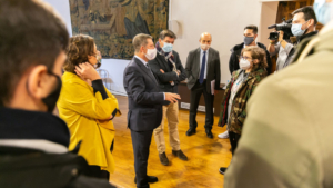 El presidente de Castilla-La Mancha, Emiliano García-Page, conversando con los alumnos del IES Azarquiel de Toledo.
