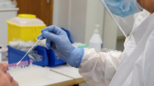 Imagen de archivo de la realización de un test del coronavirus.