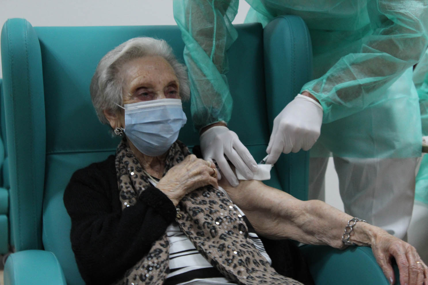 Imagen de archivo de la vacunación de una mujer em una residencia de mayores de Castilla-La Mancha.
