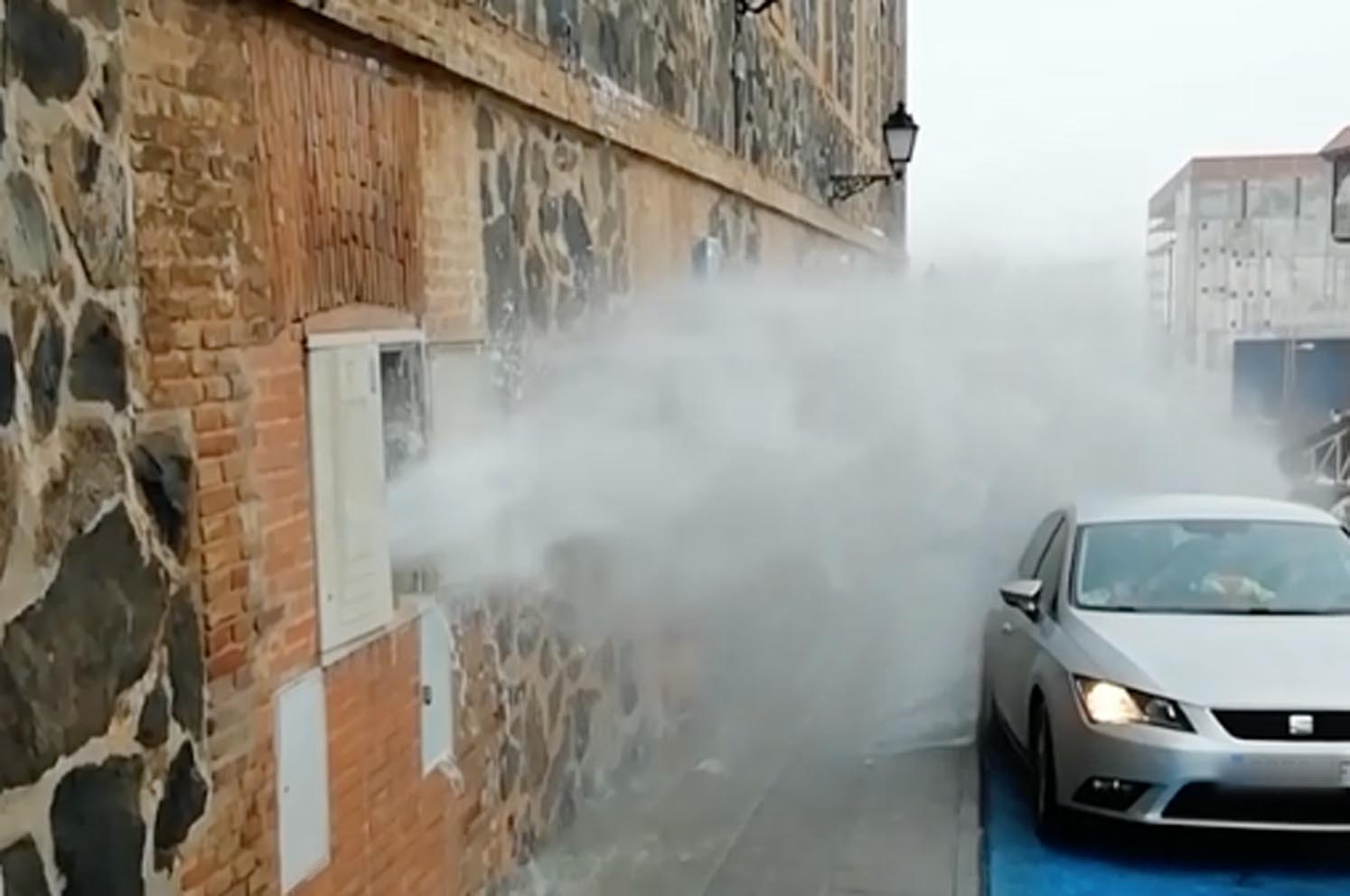 Imagen del reventón de una tubería en la sede del Sescam en Toledo.