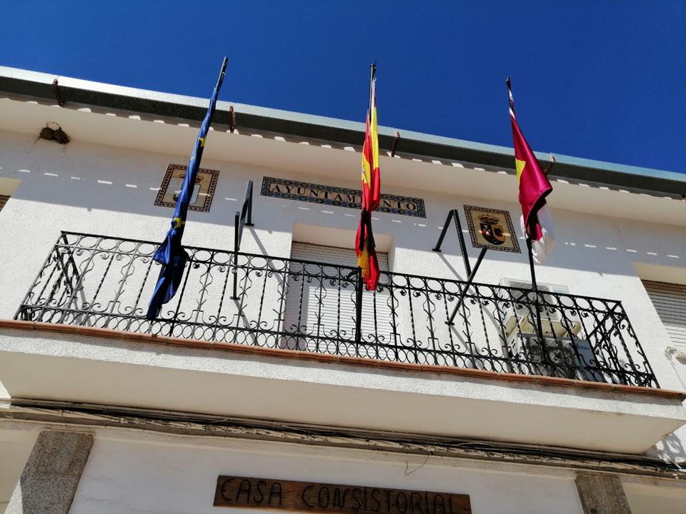 Fachada del Ayuntamiento de San Pablo de los Montes.