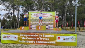 Podio masculino, en el que aparece "Chiqui" Pérez (a la derecha), bronce