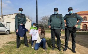 Christian recibe sus regalos de la Guardia Civil