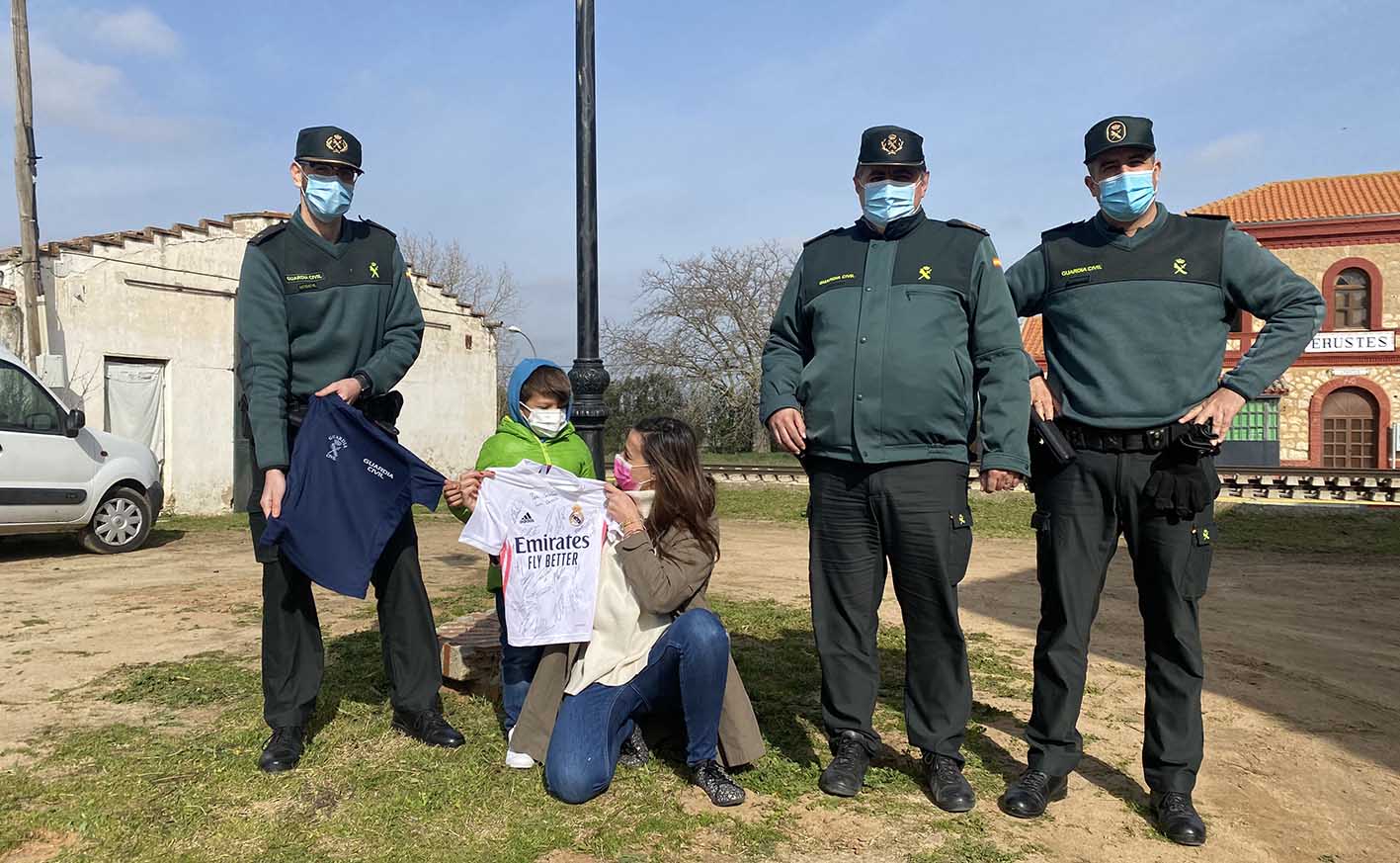 Christian recibe sus regalos de la Guardia Civil