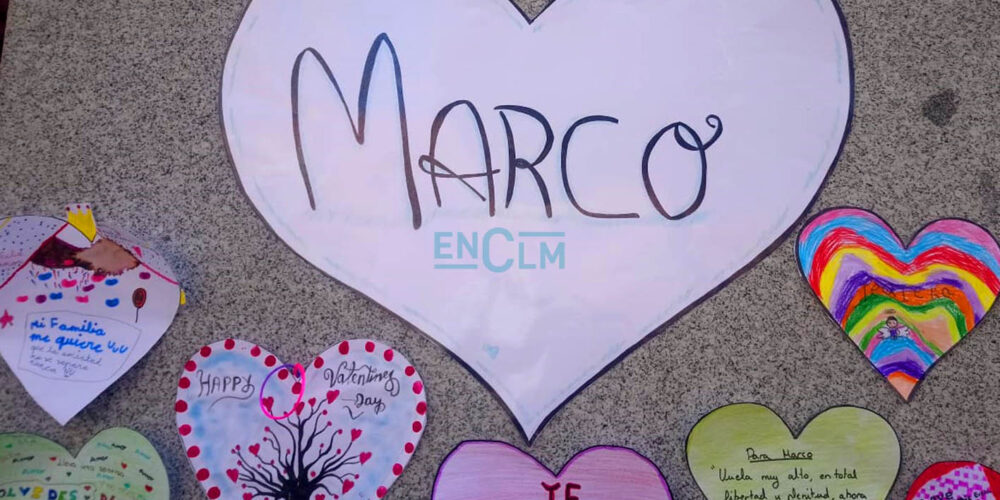Corazones como homenaje al pequeño Marco