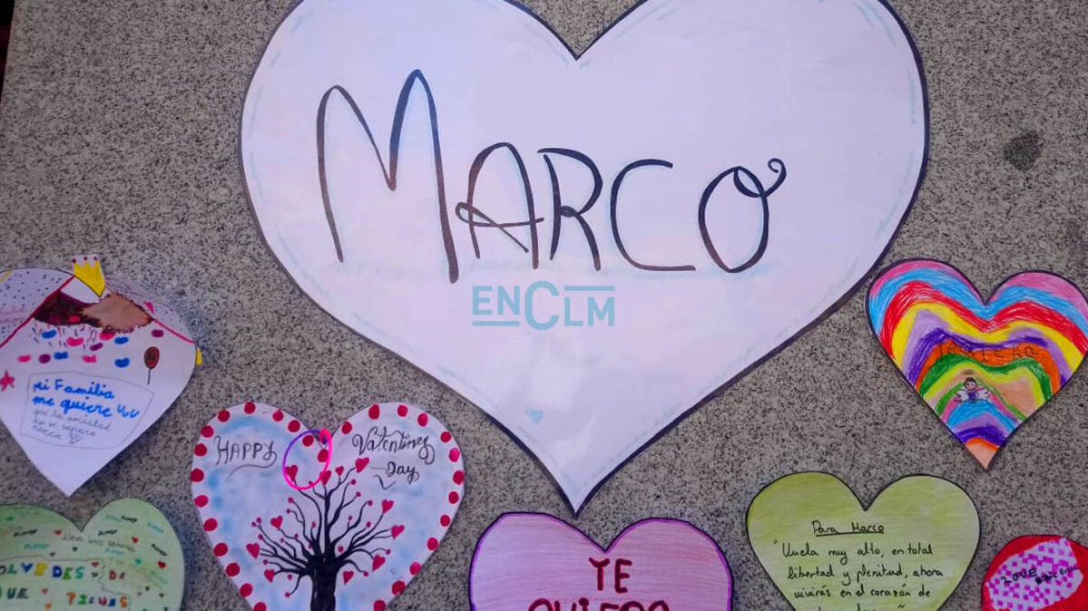 Corazones como homenaje al pequeño Marco