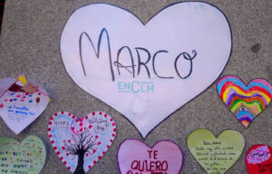 Corazones como homenaje al pequeño Marco