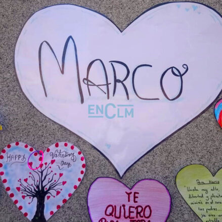 Corazones como homenaje al pequeño Marco