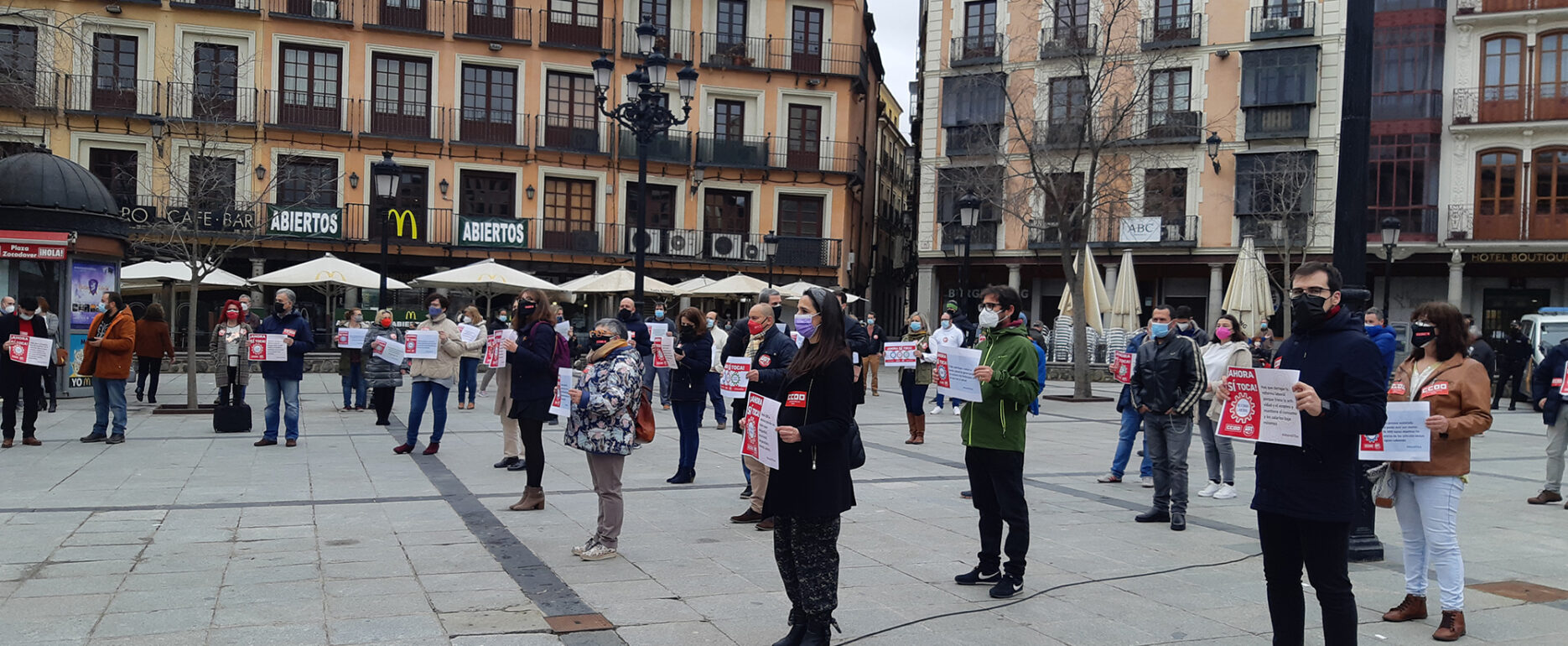 Concentración de UGT y CCOO en la Plaza de Zocodover, en Toledo.