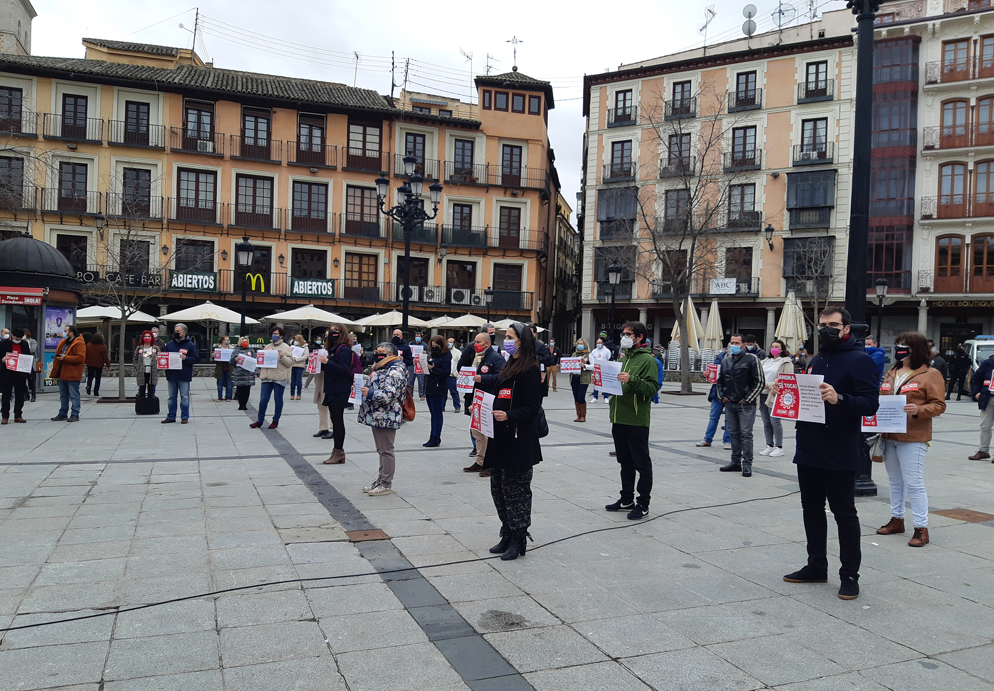 Concentración de UGT y CCOO en la Plaza de Zocodover, en Toledo.