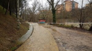 Acceso cortado al río Júcar, en Cuenca.
