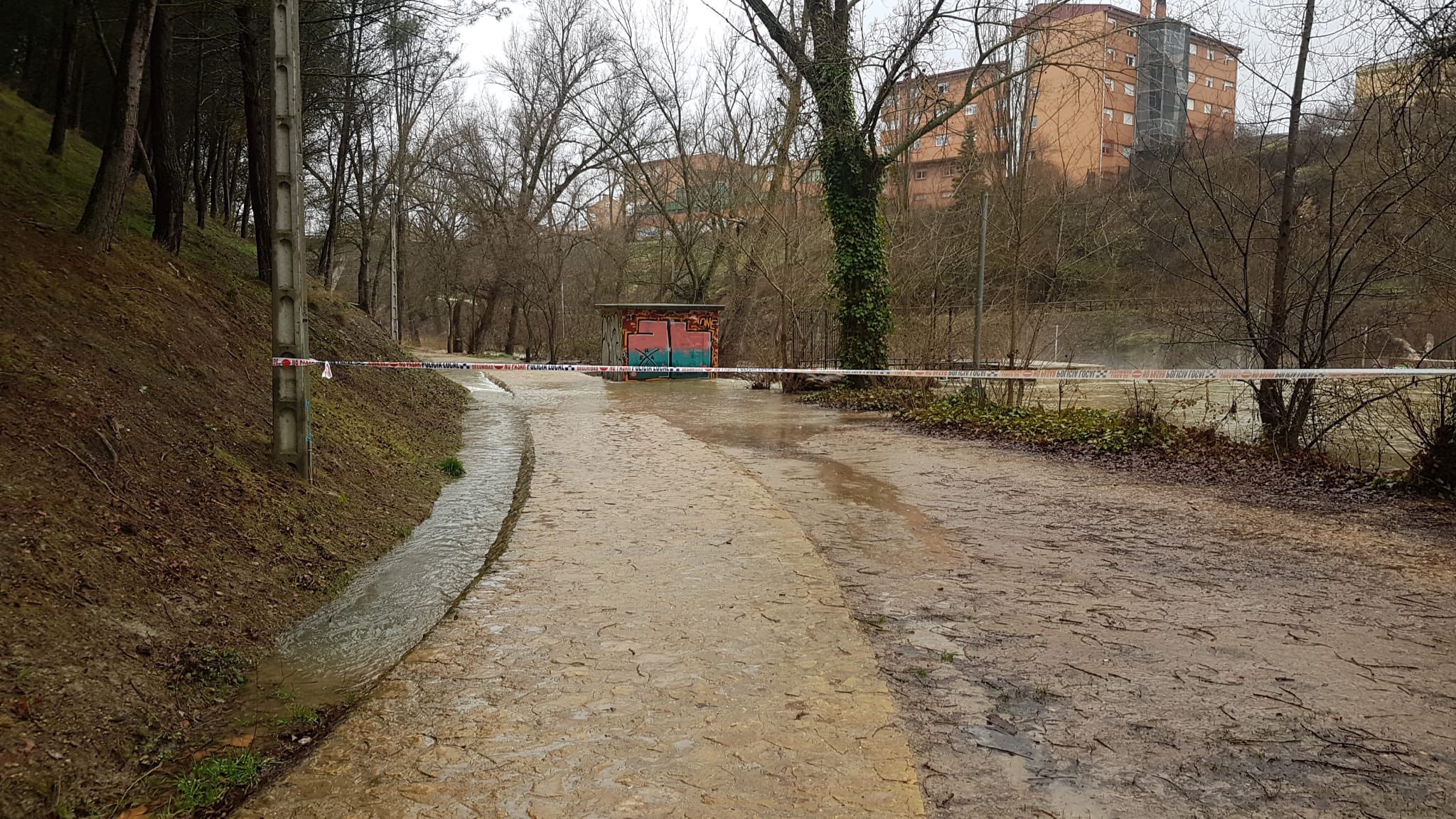 Acceso cortado al río Júcar, en Cuenca.