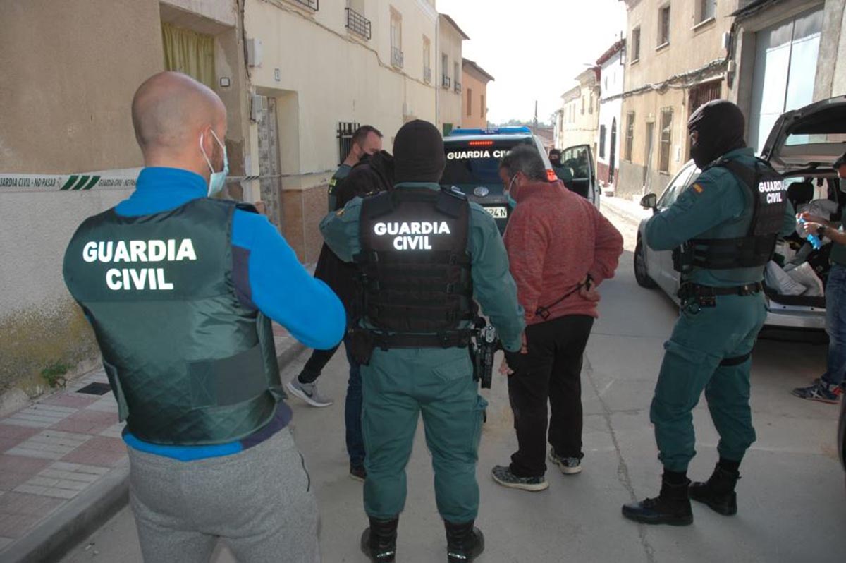 La Guardia civil, deteniendo a los dos hombres. Foto: Guardia Civil