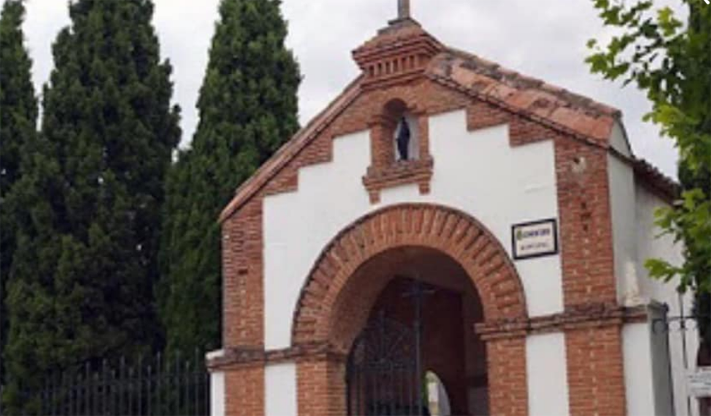 Fachada del cementerio de Cabanillas del Campo, donde han vuelto a robar cruces y objetos metálicos de las tumbas.