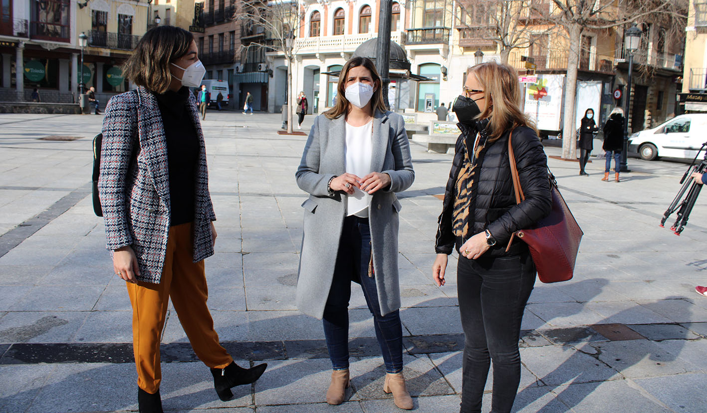 Carolina Agudo, en el centro, junto a Claudia Alonso y Pilar Alía.