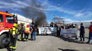 Los Bomberos se han tenido que desplazar para apagar el fuego en Siemens-Gamesa.