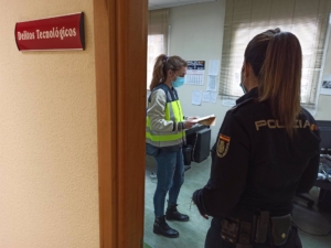policía, agentes de policia, oficina policia, delitos telematicos