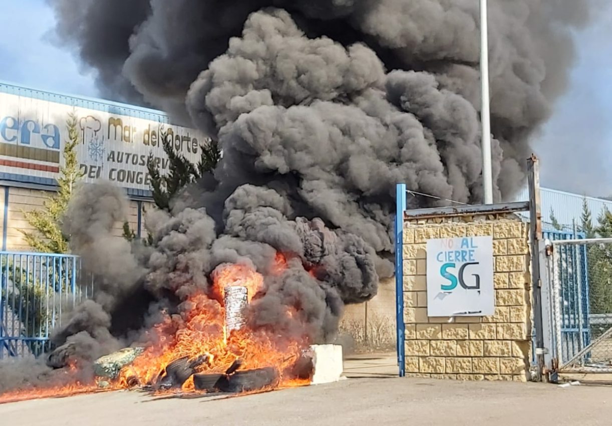 Los trabajadores han prendido una hoguera a las puertas de la factoría de Siemens-Gamesa.