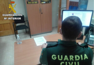 El hombre, de 36 años, fue detenido por la Guardia Civil después de intentar atracar en un establecimiento de Villacañas.