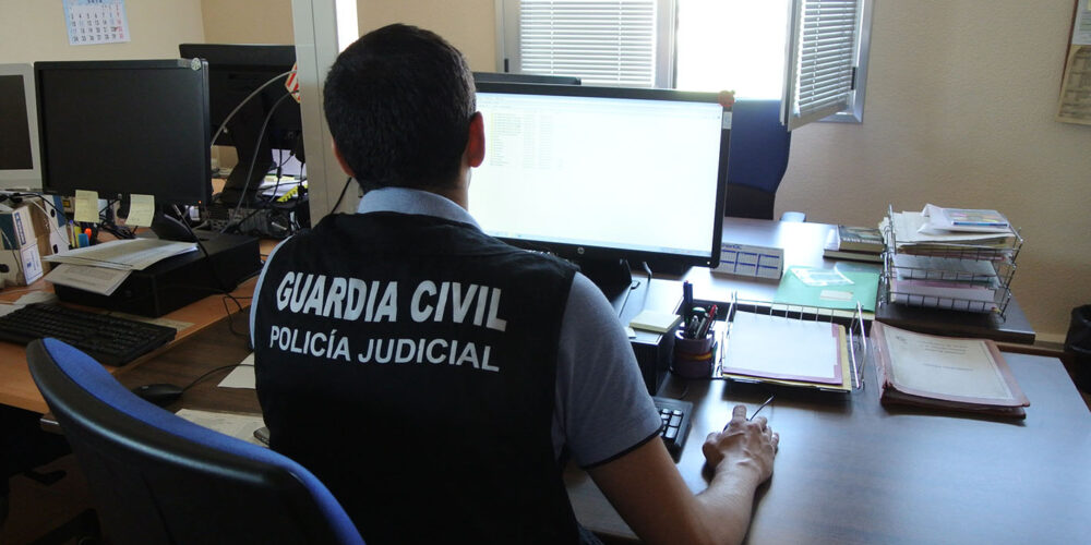 La Guardia Civil ha detenido a la madre del bebé, de 19 años, y ha identificado a su acompañante, de 15 años.