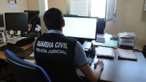 La Guardia Civil ha detenido a la madre del bebé, de 19 años, y ha identificado a su acompañante, de 15 años.