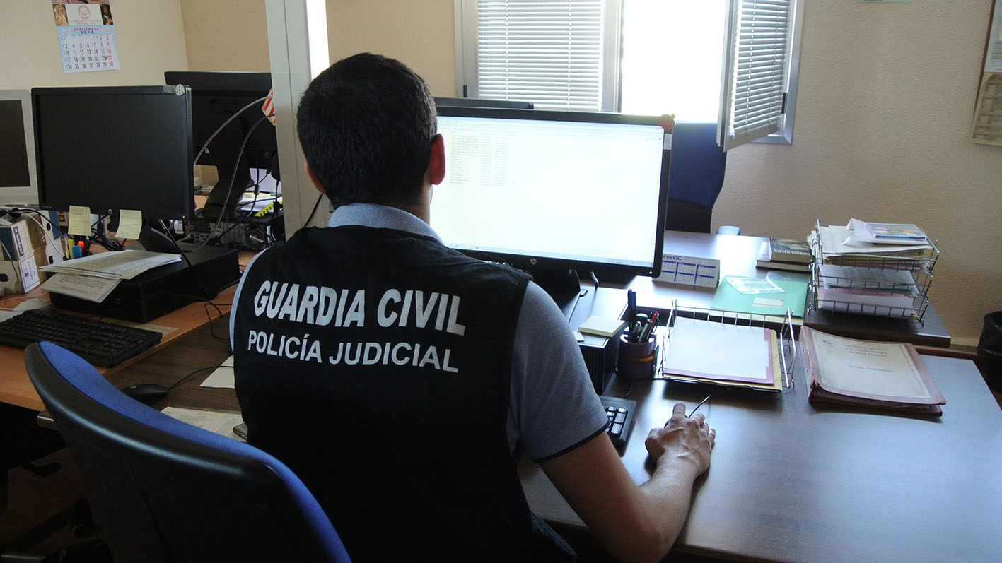 La Guardia Civil ha detenido a la madre del bebé, de 19 años, y ha identificado a su acompañante, de 15 años.