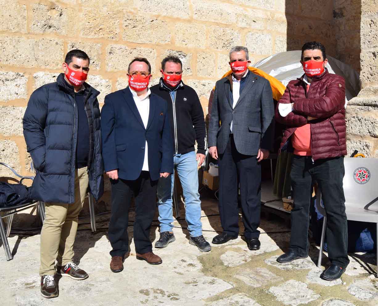 Representantes de los hosteleros visitan a Alfonso Beltran, en huelga de hambre.