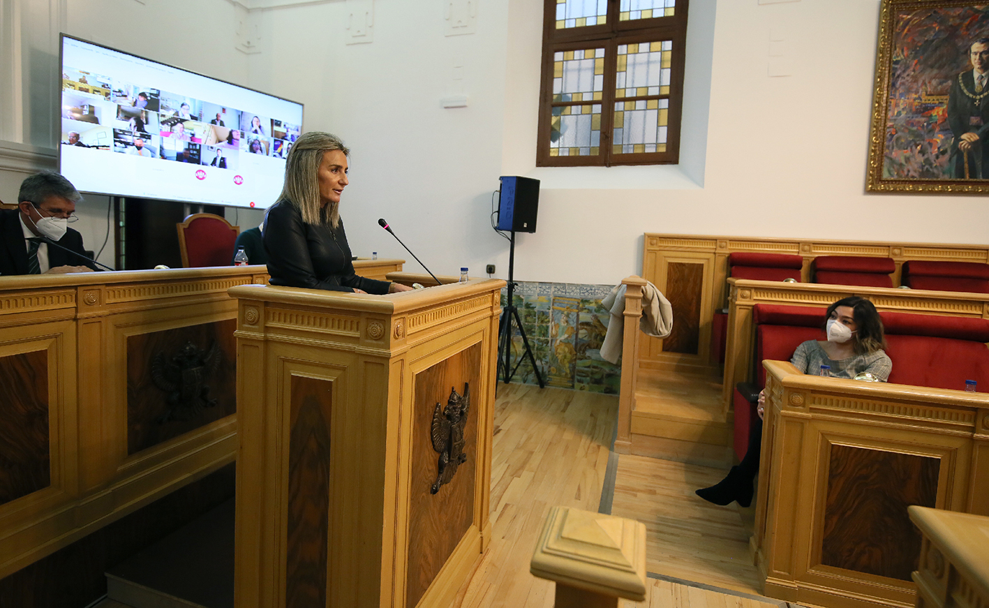 Milagros Tolón, durante su intervención. A la derecha, Claudia Alonso, portavoz del PP.