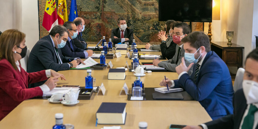 Page y sus consejeros, durante el Consejo de Gobierno extraordinario celebrado esta mañana en Toledo.