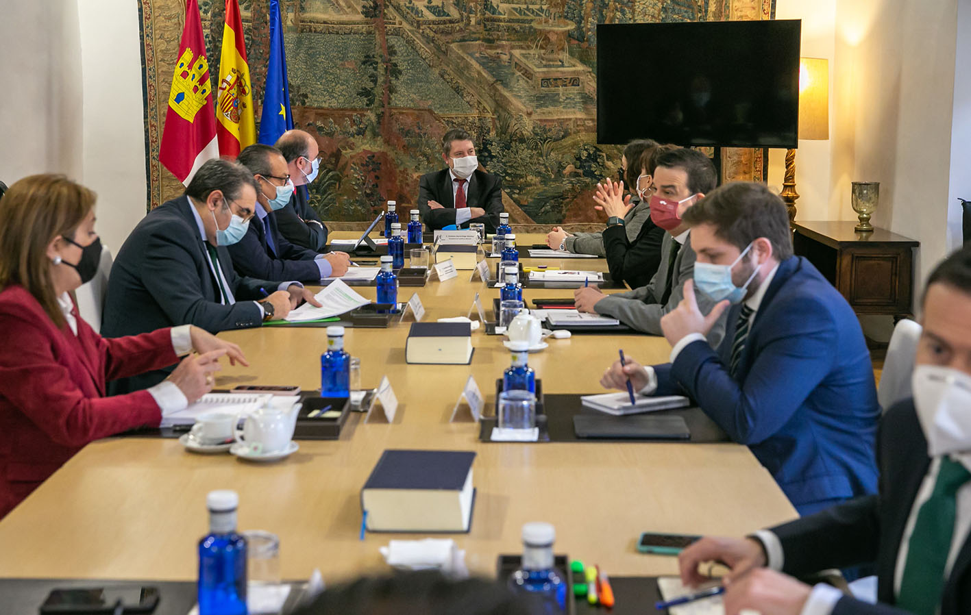 Page y sus consejeros, durante el Consejo de Gobierno extraordinario celebrado esta mañana en Toledo.