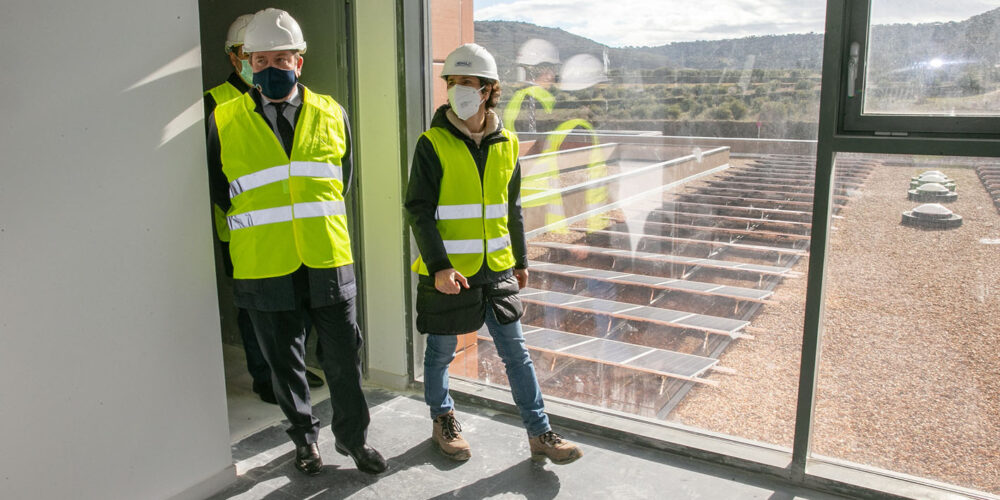 Page, durante su visita al nuevo hospital de Guadalajara, que ya está muy avanzado.