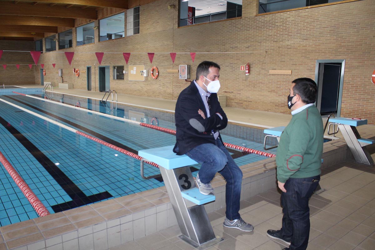 Anastasio Arevalillo (izquierda) y Félix Bandera, frente a la Piscina "Siglo XXI"