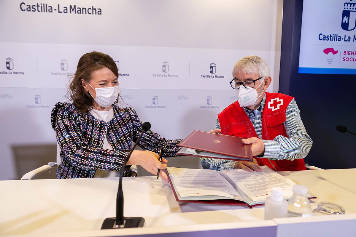 La consejera Aurelia Sánchez, con Jesús Esteban, presidente de Cruz Roja en CLM