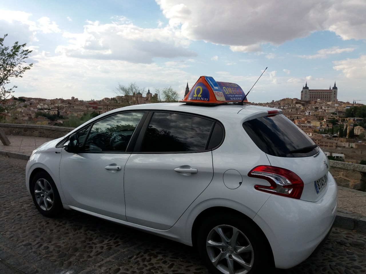 Imagen de archivo de un coche de Autoescuela en la carretera del Valle.