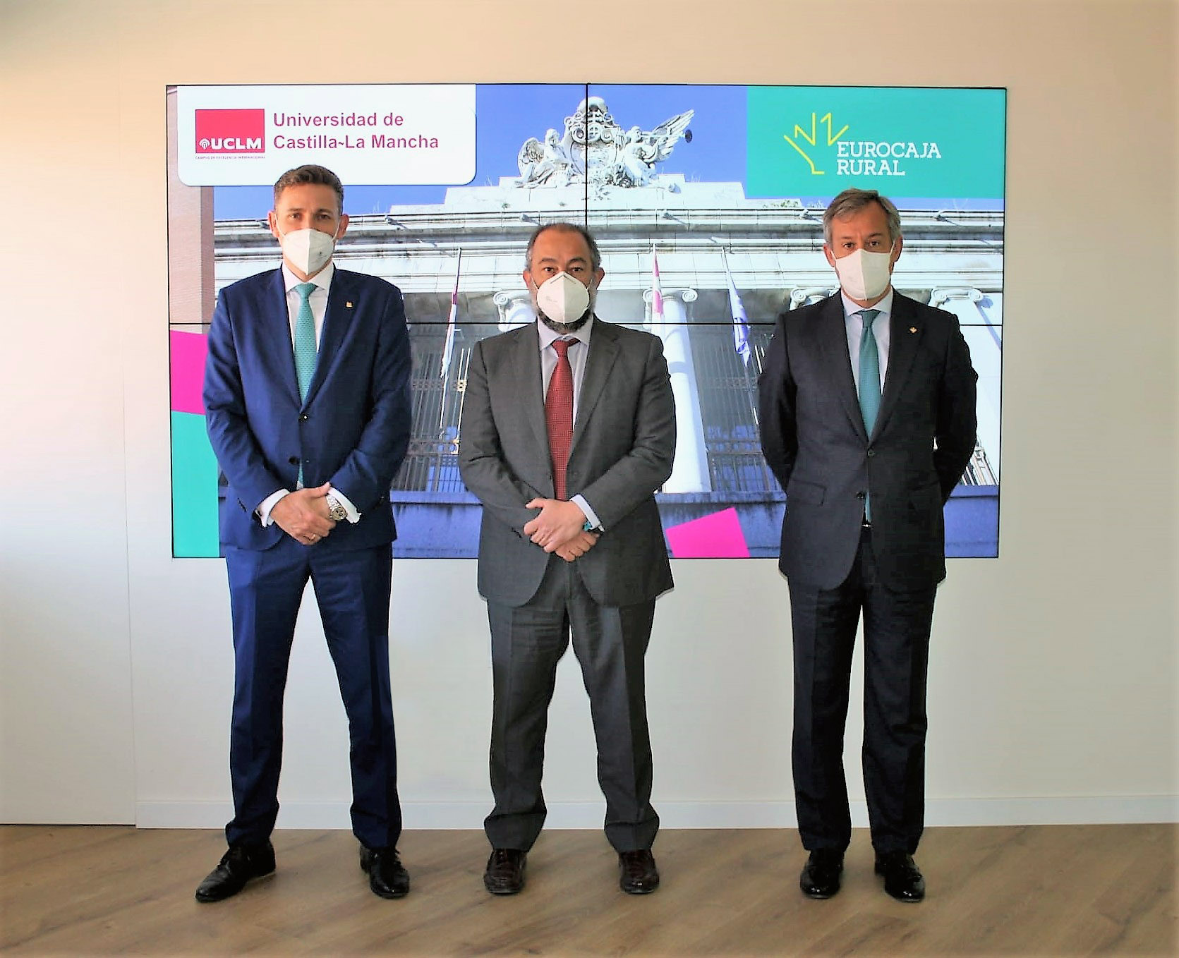 Víctor Manuel Martín, director general de Eurocaja; Julián Garde, rector de la UCLM; y Javier López, presidente de Eurocaja.