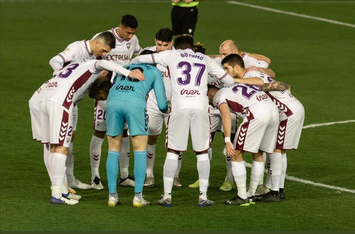 El Albacete procura remar al unísono. Foto: @albacetebpsad