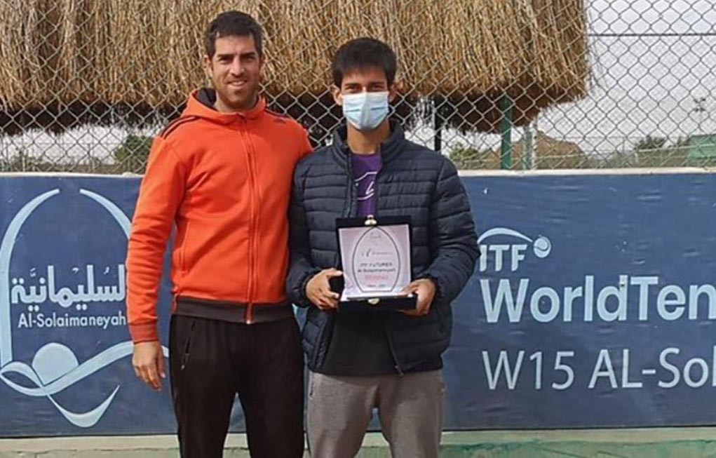 Carlos Sánchez, tras ganar su primer torneo profesional. Foto: @RFETenis