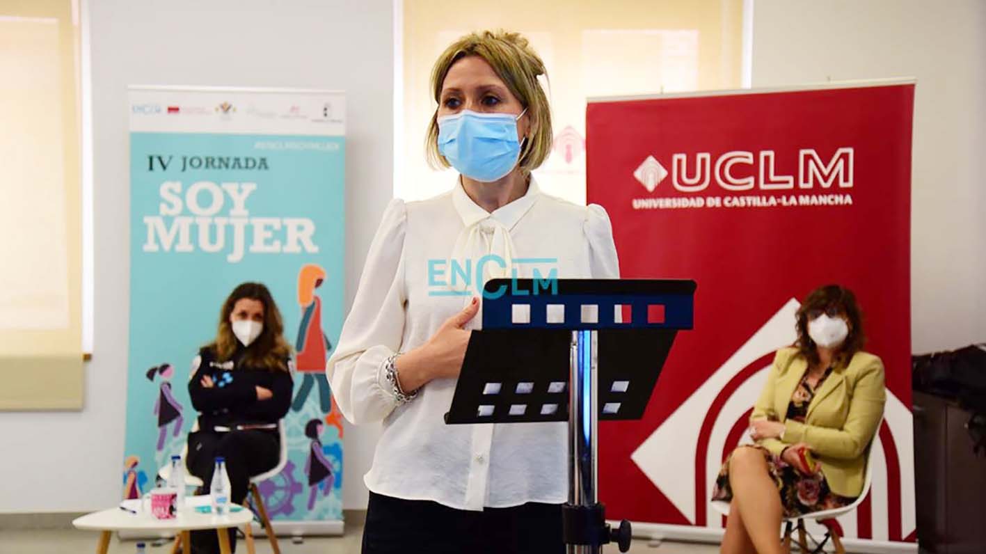 Carmen Fernández-Martos, durante su intervención, el pasado 4 de marzo, ante más de 300 alumnos de la UCLM en la IV Jornada Soy Mujer. Foto: Rebeca Arango.