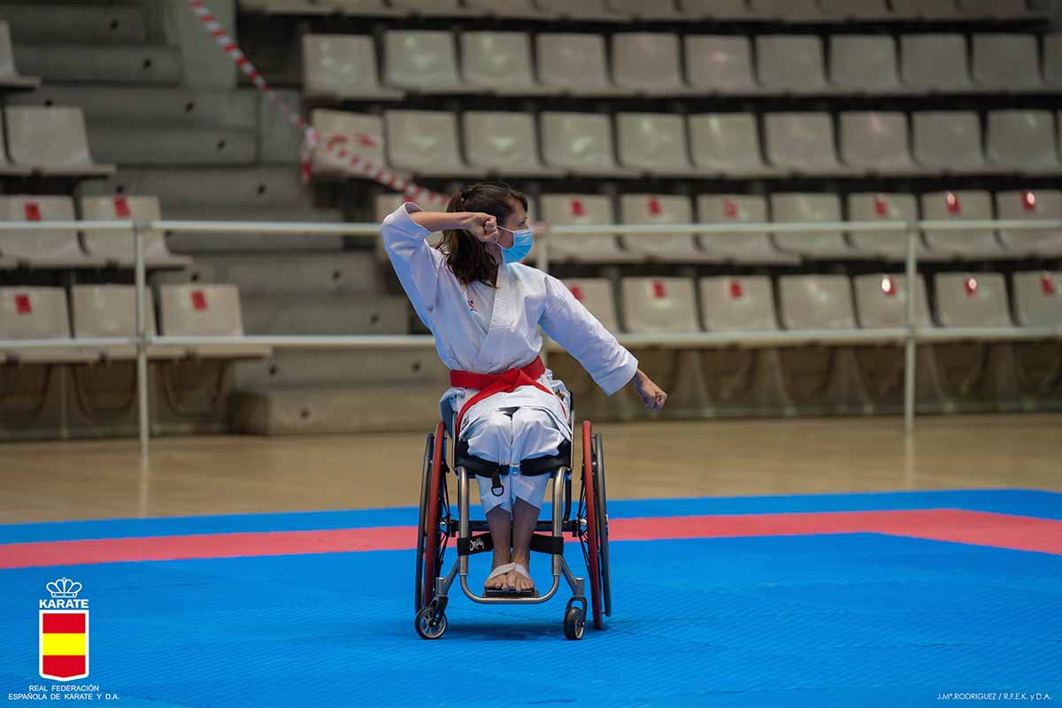 Isabel Fernández, en uno de sus katas que le llevaron a ser campeona de España. Foto: Federación Española