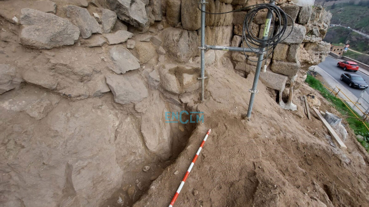 Parte de la muralla omeya ha aparecido en las obras de restauración que lleva a cabo el Ministerio de Cultura en la muralla medieval de la Paseo de Cabestreros.