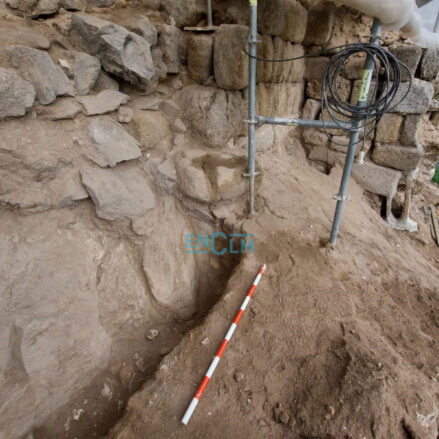 Parte de la muralla omeya ha aparecido en las obras de restauración que lleva a cabo el Ministerio de Cultura en la muralla medieval de la Paseo de Cabestreros.