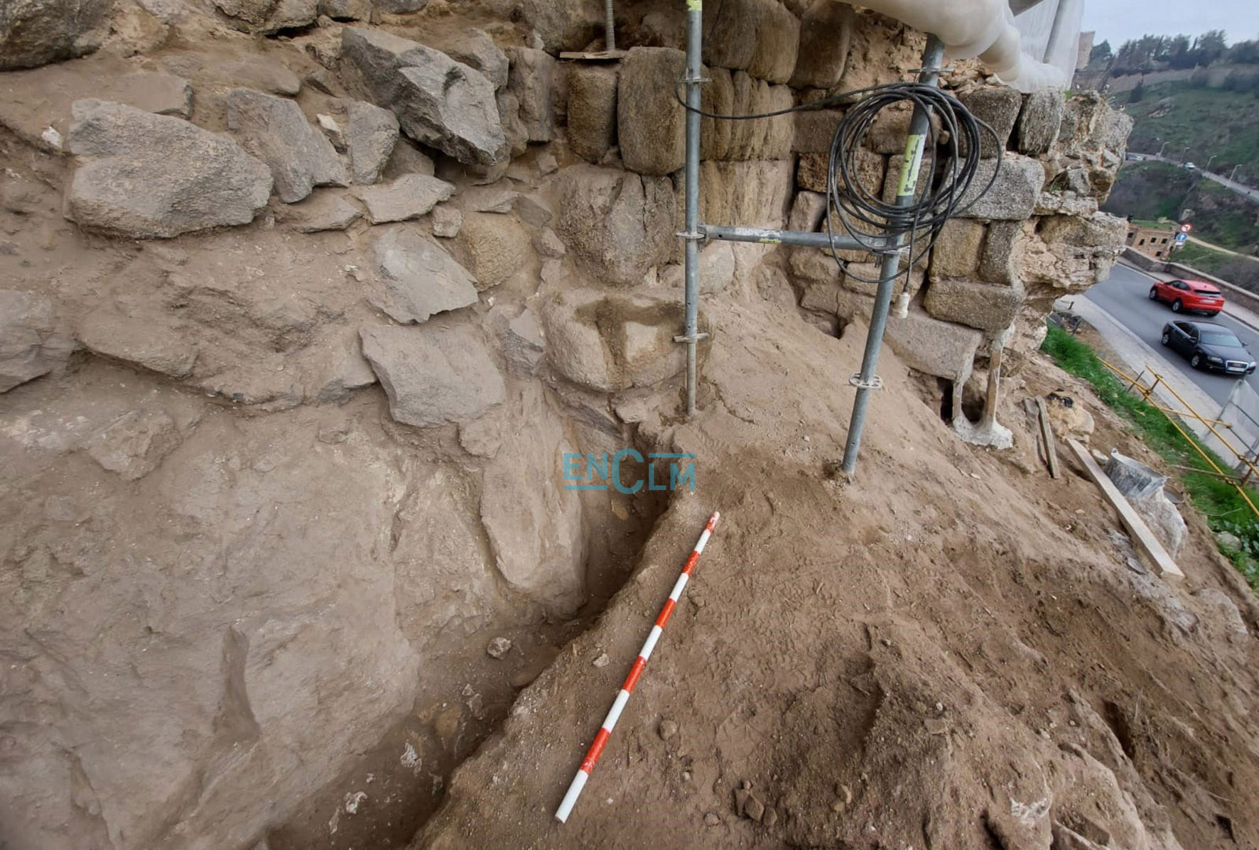 Parte de la muralla omeya ha aparecido en las obras de restauración que lleva a cabo el Ministerio de Cultura en la muralla medieval de la Paseo de Cabestreros.