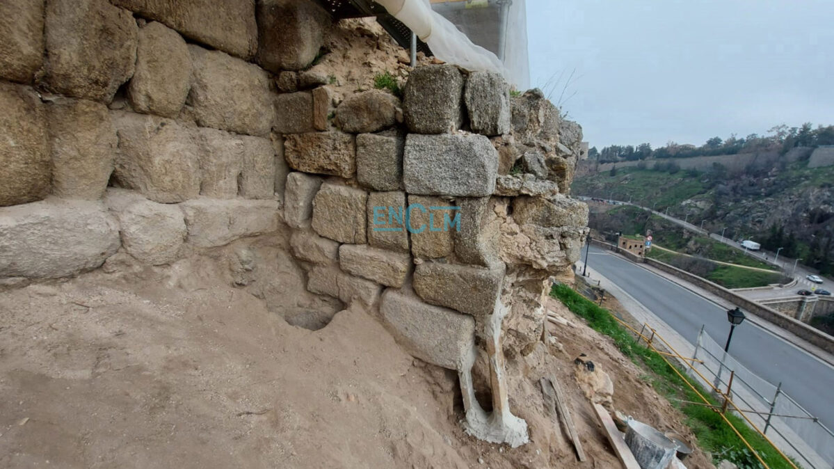 Unos seis metros de la muralla omeya han aparecido en el Paseo de Cabestreros. Estaban "ocultos" bajo la muralla medieval.